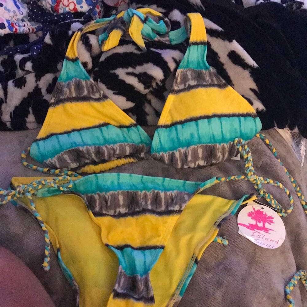 Top size is a large and bottom is a small